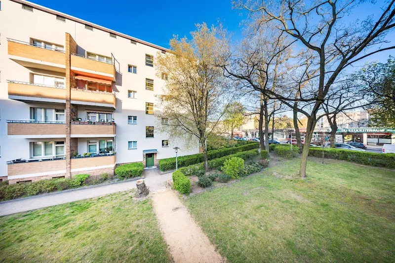 Helle 2,5-Zimmer-Wohnung mit Balkon und Tageslichtbad für Selbstrenovierer – provisionsfrei — photo 1